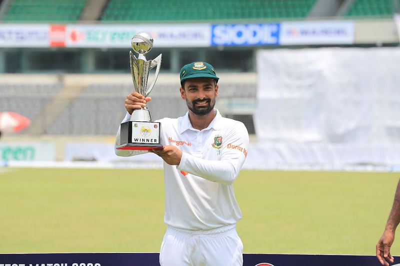 আফগানিস্তানকে মিরপুর টেস্টে হারিয়ে ট্রফি হাতে পোজ লিটন দাসের