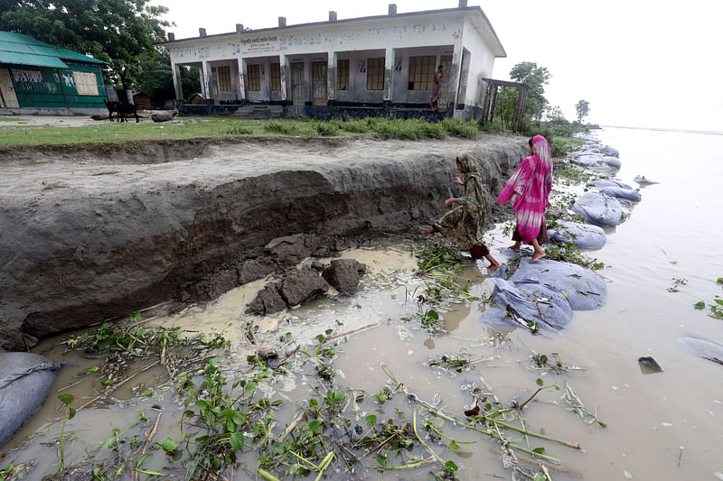 যমুনার ভাঙনের কবলে পড়েছে শিমুলতাইড় সরকারি প্রাথমিক বিদ্যালয় ভবন। শিমুলতাইড় চর , সোনাতলা উপজেলা, বগুড়া, ২২ জুন