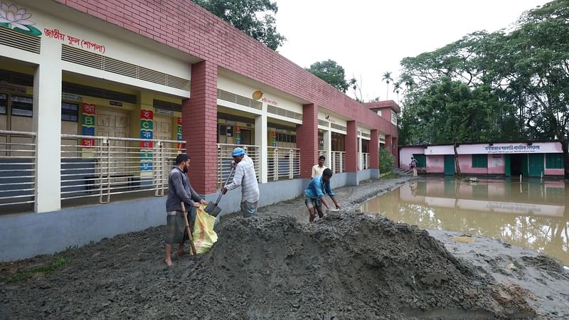 বৃষ্টিতে জলমগ্ন হয়ে পড়া সিলেট সিটি করপোরেশন নির্বাচনের একটি কেন্দ্রের মাঠে বালু ফেলে ভোটারদের যাতায়াতের ব্যবস্থা করা হচ্ছে। মঙ্গলবার বিকেলে ৩৯ নম্বর ওয়ার্ডের মইয়ারচর সরকারি প্রাথমিক বিদ্যালয় ভোটকেন্দ্রে