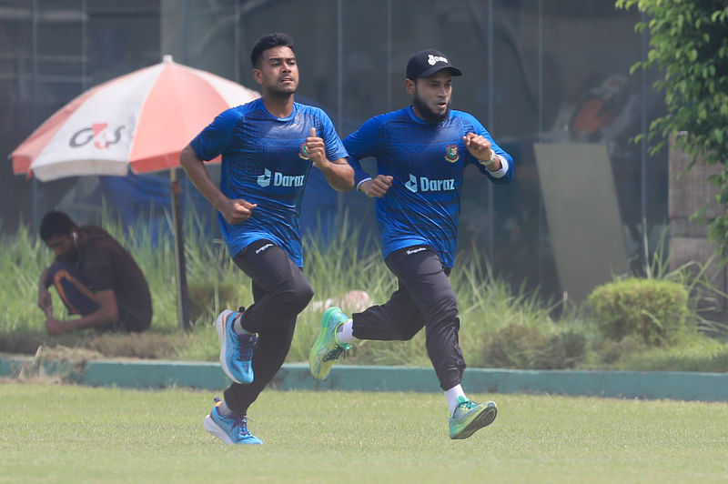 শেরেবাংলা স্টেডিয়ামে কাল প্রচণ্ড গরমের মধ্যে অনুশীলন করেছেন জাতীয় দলের ক্রিকেটাররা। দৌড়াচ্ছেন মেহেদী হাসান মিরাজ ও মুশফিকুর রহিম