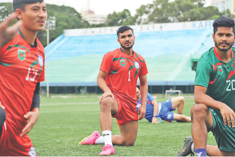 কাল বেঙ্গালুরুতে বাংলাদেশ দলের অনুশীলনে আনিসুর রহমান (মাঝে), মিতুল মারমা ও সুমন রেজা (ডানে)