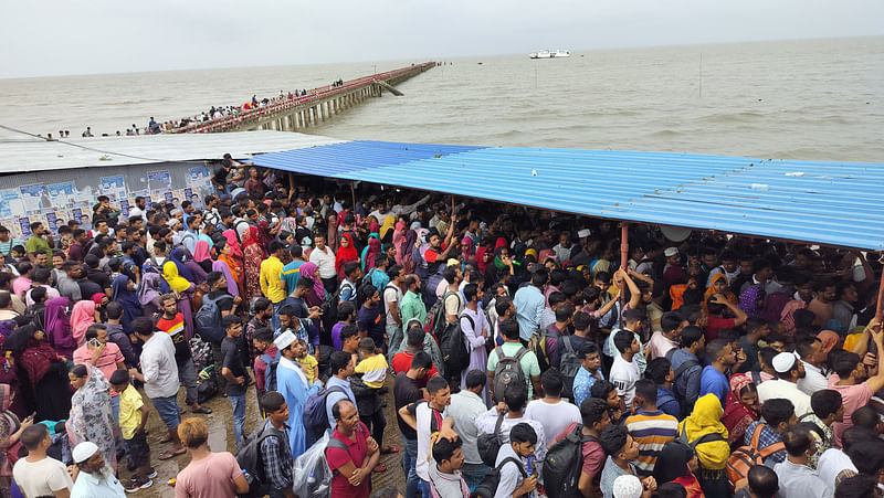 টিকিটের জন্য ভোর থেকে অপেক্ষা করছেন ঈদে ঘরমুখী মানুষ। বুধবার সকালে সীতাকুণ্ডের কুমিরা নৌঘাটে