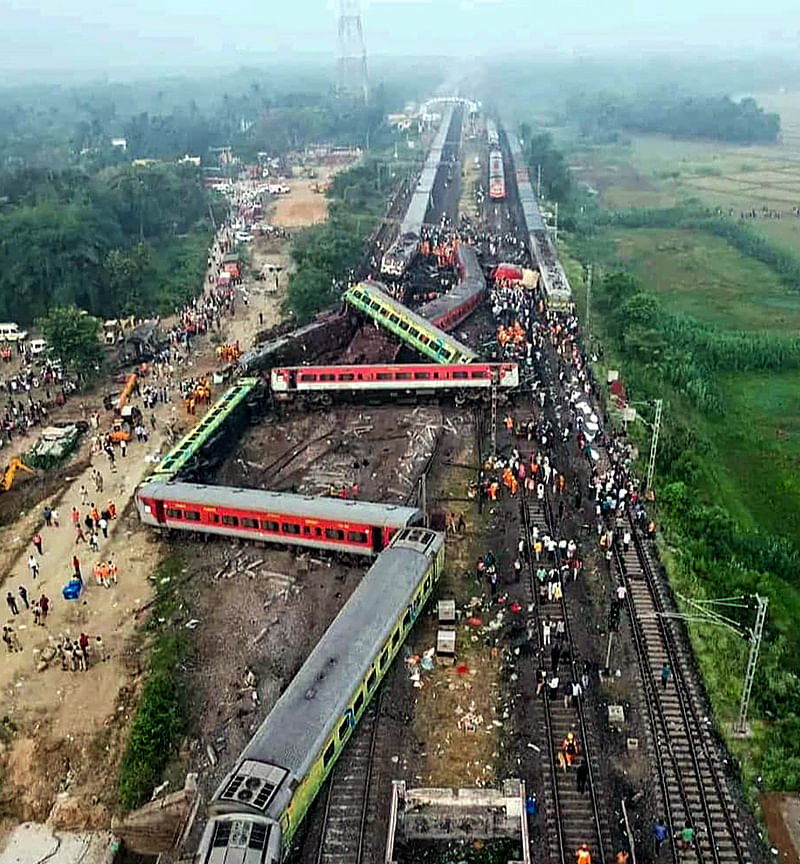 ওপর থেকে তোলা ছবিতে ওডিশার বালাসোরের দুর্ঘটনাস্থল। আজ শনিবার তোলা