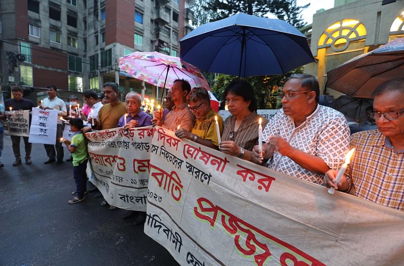 পাহাড়ধসে নিহতদের স্মরণে মোমবাতি প্রজ্বালন। চট্টগ্রাম নগর, ১১ জুন