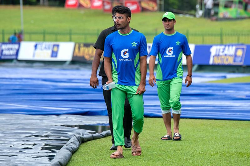 বৃষ্টি থেমেছিল তখন, মাঠ পর্যবেক্ষণে পাকিস্তানের আবরার আহমেদ (বাঁয়ে) ও নাসিম শাহ