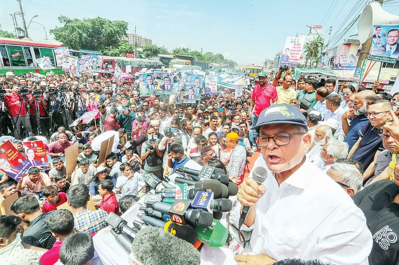 পদযাত্রা কর্মসূচির উদ্বোধনী অনুষ্ঠানে বিএনপির  মহাসচিব মির্জা ফখরুল ইসলাম আলমগীর। গতকাল গাবতলীতে