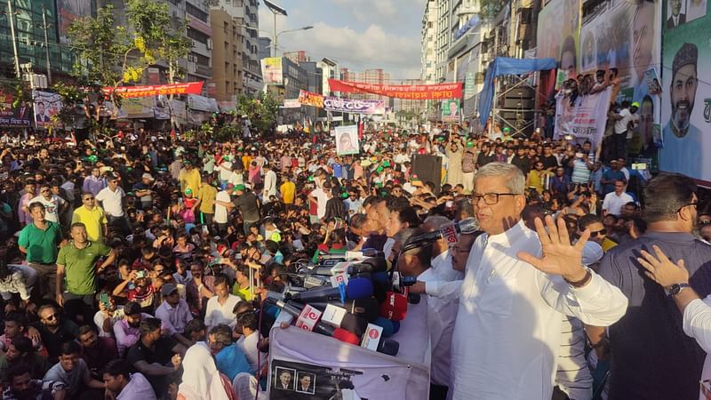 বিএনপির মহাসচিব মির্জা ফখরুল ইসলাম আলমগীর নয়াপল্টনে আয়োজিত মহাসমাবেশে বক্তব্য দেন। ঢাকা, ২৮ জুলাই