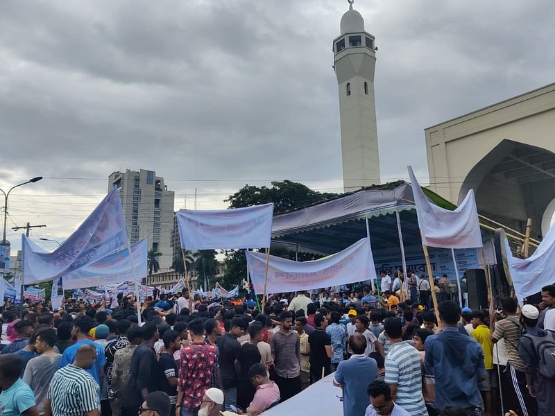 আওয়ামী লীগের শান্তি সমাবেশে এভাবে বিভিন্ন এলাকার নেতাদের আনা ব্যানারে ঢাকা পড়েছে মঞ্চ, নেতারা বারবার বললেও এসব ব্যানার সরানো হচ্ছে না