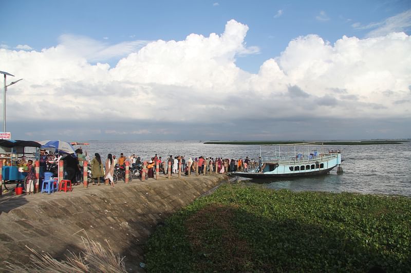 বর্ষায় হাওরে পানি বাড়ায় কিশোরগঞ্জের নিকলীর বেড়িবাঁধ এলাকায় পর্যটকদের ভিড়। গত শনিবারের চিত্র