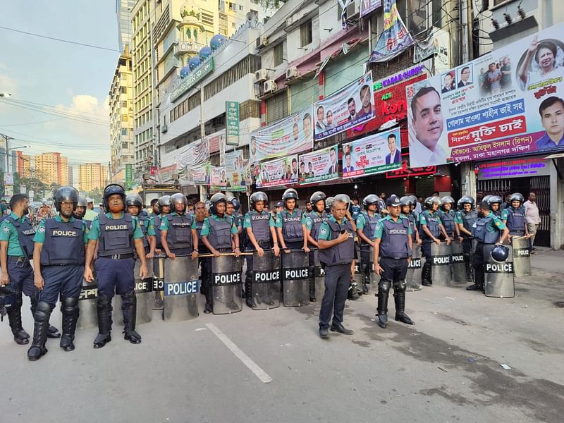 রাজধানীর নয়াপল্টনে বিএনপির কার্যালয়ের সামনে বিপুলসংখ্যক পুলিশ মোতায়েন করা হয়েছে। আজ বুধবার সন্ধ্যায়