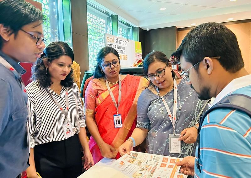 বাংলাদেশ স্টার্টআপ সম্মেলনের একটি স্টলে নতুন প্রযুক্তি সম্পর্কে জানছেন এক দর্শক