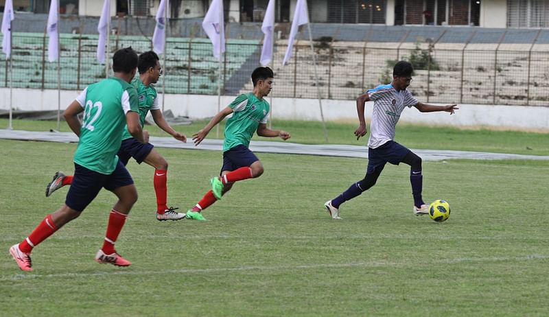 ইস্পাহানি–প্রথম আলো আন্তবিশ্ববিদ্যালয় ফুটবল টুর্নামেন্টের উদ্বোধনী দিনে চট্টগ্রামের এমএ আজিজ স্টেডিয়ামে জমজমাট খেলা উপহার দিয়েছে দলগুলো