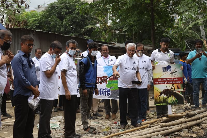 মশার উৎপত্তিস্থল ধ্বংসে মশকনিধন অভিযানে অংশ নেন বাংলাদেশ ব্যাংকের সাবেক গভর্নর অধ্যাপক মোহাম্মদ ফরাসউদ্দিন। ঢাকা, ২৬ জুলাই