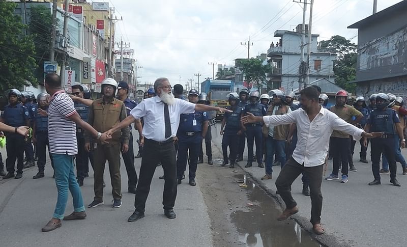 নোয়াখালীতে বিএনপির পদযাত্রা আটকে দেখ পুলিশ। শহরের বিশ্বনাথ এলাকায় মাইজদী- সোনাপুর সড়কে মঙ্গলবার সকাল সোয়া ১০টায়