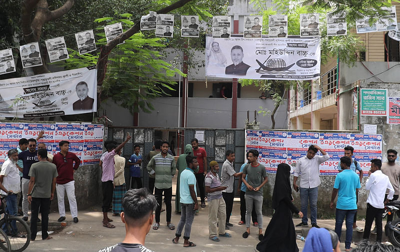 কেন্দ্রের ভেতরে ভোটার কম থাকলেও বাইরে ক্ষমতাসীন দলের নেতা-কর্মীদের ভিড় দেখা যায়। আজ বেলা ১১টায় চট্টগ্রাম নগরের এয়াকুব আলী বালিকা উচ্চবিদ্যালয় কেন্দ্রে