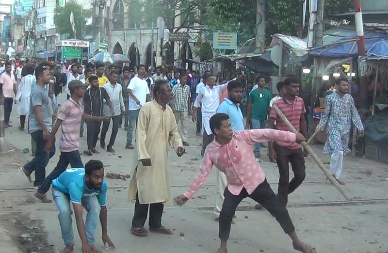 জয়পুরহাটে আওয়ামী লীগ ও বিএনপির সংঘর্ষের সময় ইটপাটকেল নিক্ষেপ। মঙ্গলবার বিকেলে শহরের রেলগেট এলাকায়