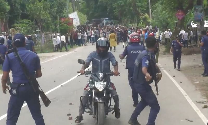 পিরোজপুরে বিএনপির পদযাত্রায় অংশ নেওয়া নেতা-কর্মীদের ছত্রভঙ্গ করে দেয় পুলিশ। আজ মঙ্গলবার দুপুরে ফায়ার সার্ভিস কার্যালয়ের সামনে হুলারহাট সড়কে