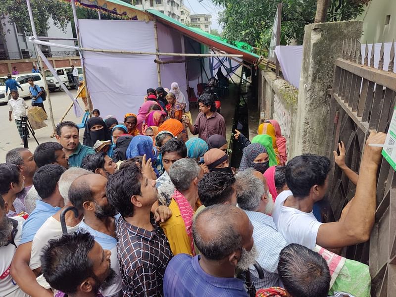 সুলভ মূল্যে চালসহ টিসিবির পণ্য বিতরণ কার্যক্রমে পণ্য নিতে মানুষের ভিড়