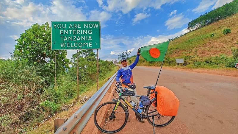 বুরুন্ডি থেকে তানজানিয়ায় প্রবেশপথে মোহাম্মদ মাসুদ