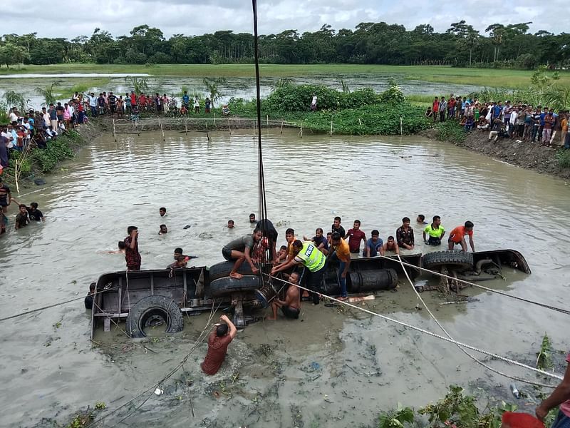 ঝালকাঠি সদর উপজেলার ধানসিঁড়ি ইউনিয়ন পরিষদের কাছে আজ শনিবার সকালে যাত্রীবাহী বাস পুকুরে পড়ে যায়