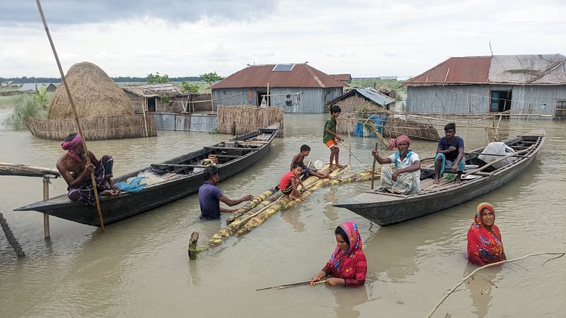 নৌকা দেখলেই ত্রাণের নৌকা ভেবে ছুটে আসেন বানভাসি মানুষ। গত রোববার দুপুরে কুড়িগ্রামের উলিপুর উপজেলার বেগমগঞ্জ ইউনিয়নের দক্ষিণ বালাডোবার চরে