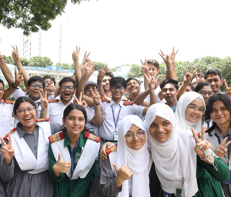 এসএসসি ও সমমানের পরীক্ষায় ফলাফল পেয়ে শিক্ষার্থীদের উল্লাস। রাজউক উত্তরা মডেল কলেজ, ঢাকা, ২৮ জুলাই