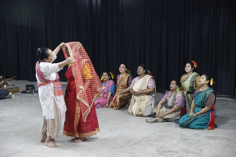 গত রোববার সন্ধ্যায় শিল্পকলা একাডেমির স্টুডিও থিয়েটার হলে প্রাচ্য নাটকের মহড়া