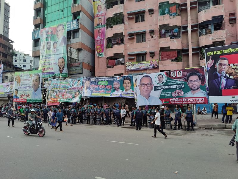 সমাবেশ কোথায় হবে, তা নিয়ে মতভিন্নতার মধ্যে নয়াপল্টনে বিএনপির কার্যালয়ের সামনে আজ বুধবার সন্ধ্যায় বিপুল সংখ্যক পুলিশ মোতায়েন করা হয়েছে