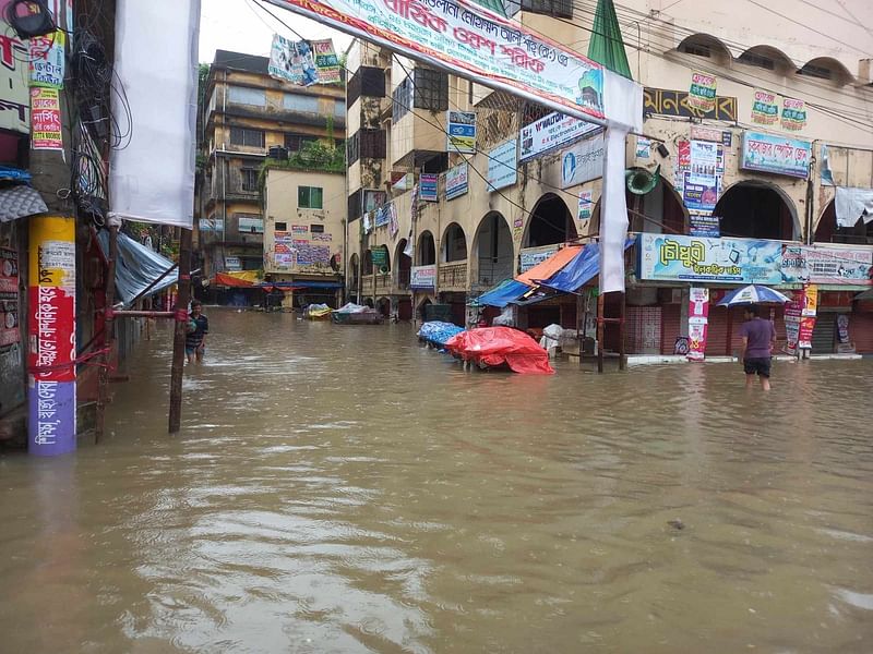 টানা চতুর্থ দিনের মতো চট্টগ্রাম নগরের বিভিন্ন এলাকায় জলাবদ্ধতা দেখা গেছে