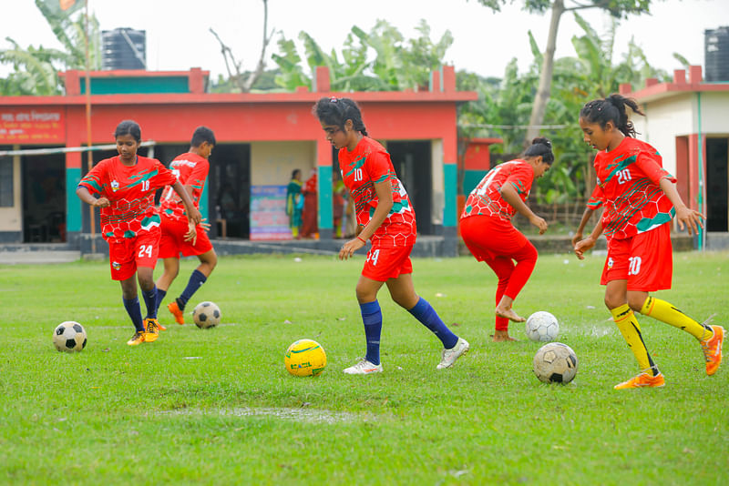 মারধরের ঘটনার পর তেঁতুলতলার সুপার কুইন ফুটবল একাডেমির মেয়েরা মাঠে অনুশীলন করতে ভয় পাচ্ছে। মেয়েদের অনেকই অনুশীলন করতে আসছে না। বুধবার বটিয়াঘাটার তেঁতুলতলা সরকারি প্রাথমিক বিদ্যালয় মাঠে