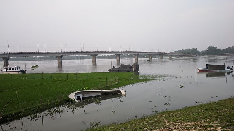 কুড়িগ্রামে সব নদ-নদীর পানি বেড়ে নিম্নাঞ্চল প্লাবিত হয়েছে। ধরলা নদীর পানি বিপৎসীমা ছুঁই ছুঁই করছে। আজ মঙ্গলবার সকালে কুড়িগ্রাম সদর উপজেলার ধরলা সেতু এলাকায়