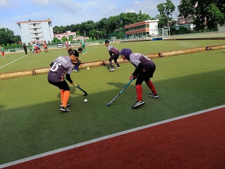 অনুশীলনে বাংলাদেশ নারী হকি দলের খেলোয়াড়েরা