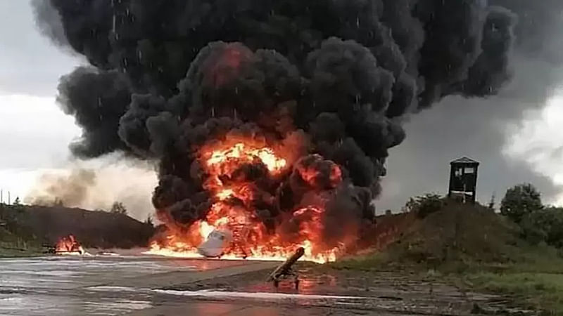 পুড়তে থাকা যুদ্ধবিমানের অগ্রভাগ দেখতে টিইউ-২২ সুপারসনিক বোম্বারের মতো