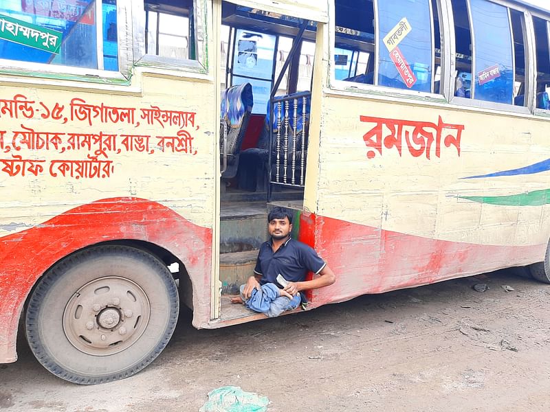 শক্তিহীন দুই পায়ে এভাবেই সিঁড়িতে বসে ১০ বছর ধরে বাসচালকের সহকারী হিসেবে কাজ করছেন নূর আলম