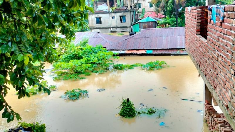 পাঁচ দিন ধরে টানা বৃষ্টিতে বান্দরবানের অধিকাংশ এলাকা প্লাবিত হয়েছে। বসতঘর পানিতে ডুবে যাওয়ায় অনেকেই আশ্রয়কেন্দ্রে ঠাঁই নিয়েছেন