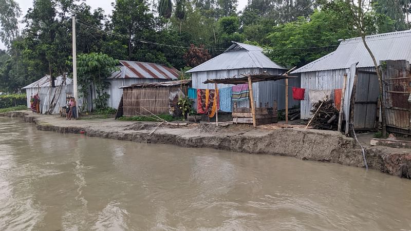 কুড়িগ্রামে তিস্তাতীরবর্তী অঞ্চলে দেখা দিয়েছে ভাঙন। আজ সোমবার উলিপুর উপজেলার থেতরাই ইউনিয়নের পাকার মাথায় তিস্তাতীরবর্তী এলাকায়