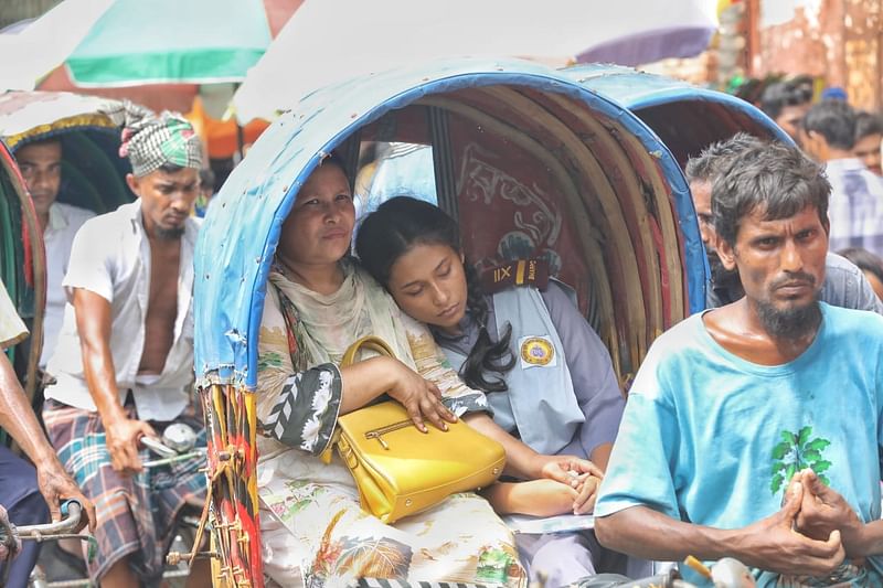 এইচএসসি পরীক্ষার্থী তাইয়াবা আক্তার। পরীক্ষা শেষ করে বাসায় ফিরছিলেন। কিন্তু পথে ঘণ্টাখানেকের যানজটে ক্লান্ত হয়ে মা রাশেদা বেগমের কাঁধে বিশ্রাম নিচ্ছেন