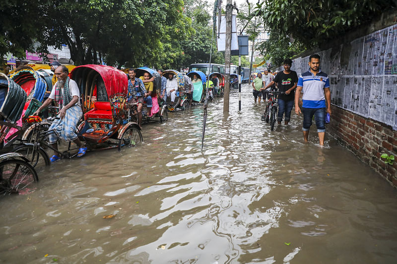 দুপুরের পর রাজধানীতে ভারী বর্ষণে সৃষ্ট জলাবদ্ধতায় ভোগান্তিতে পড়েন মানুষ। রাজারবাগ পুলিশ লাইনস এলাকা, ৯ আগস্ট