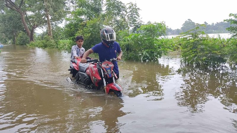 ফেনী-পরশুরাম সড়কের ঘনিয়া মোড়া ও চিথলিয়া অংশ পানির নিচে তলিয়ে গেছে। আজ বুধবার সকালে সড়কের ঘনিয়া মোড়া এলাকায়