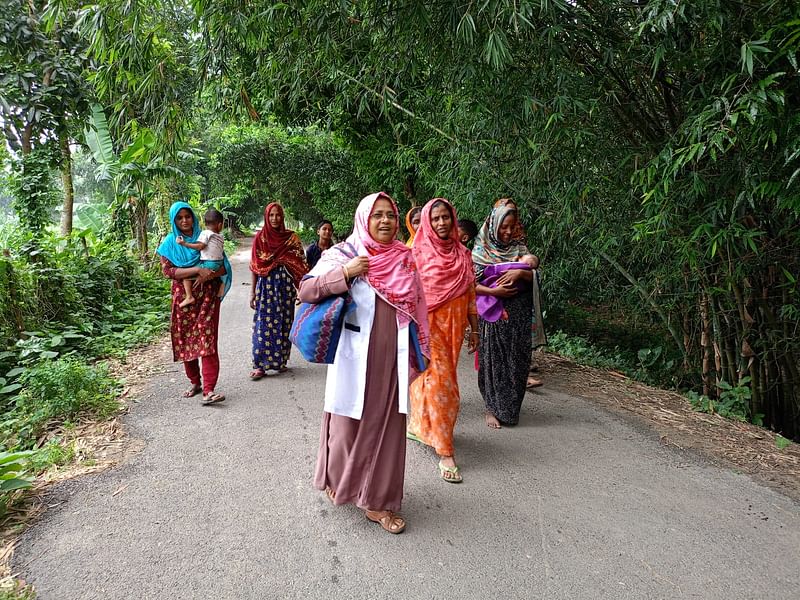 পরামর্শ সভার আগে ঝোড়াঘাটা গ্রামের নারীদের বাড়ি থেকে ডেকে আনছেন রহিমা খাতুন। বৃহস্পতিবার সকালে