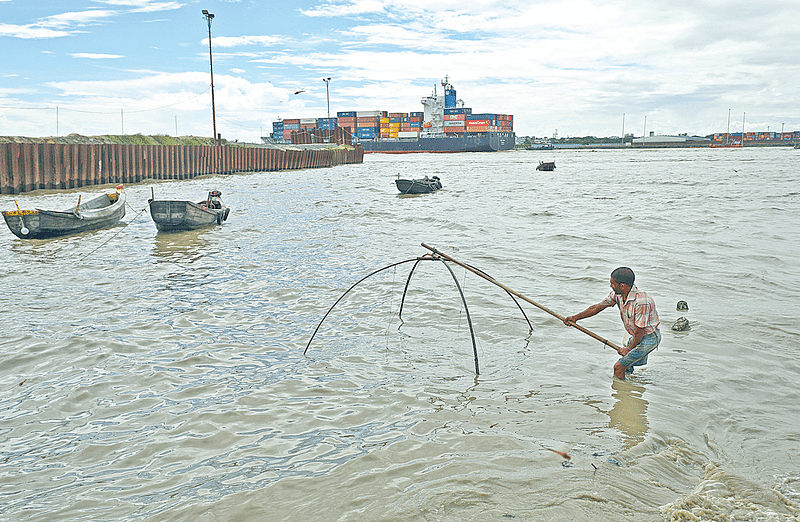 কর্ণফুলী নদীর জায়গায় তৈরি হচ্ছে কর্ণফুলী ড্রাই ডক। জাতীয় নদী রক্ষা কমিশন বলছে, এই ড্রাই ডক গড়ে উঠেছে অবৈধভাবে। গত মঙ্গলবার দুপুরে আনোয়ারা উপজেলার বদলপুরা এলাকায়