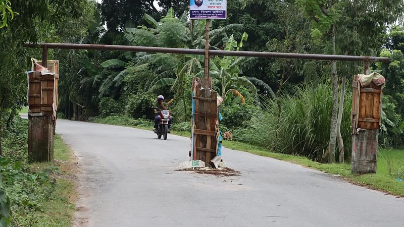 শেখ হাসিনা সেতুতে ভারী যান চলাচল বন্ধ করতে রংপুর-কাকিনা আঞ্চলিক মহাসড়কের রুদ্রেশ্বর এলাকায় আবারও প্রতিবন্ধক দেওয়া হয়েছে। আজ শনিবার সকালে