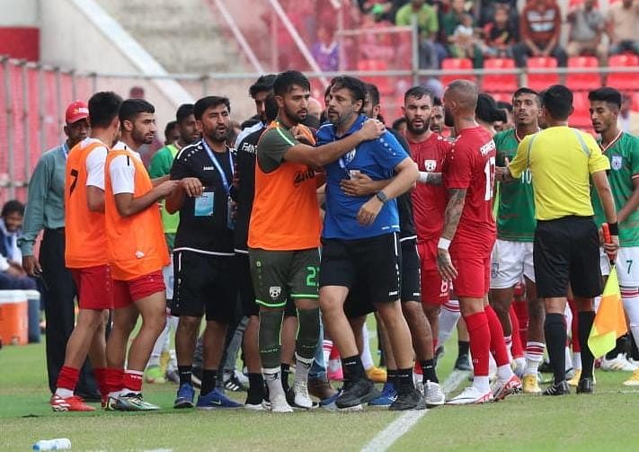 বাংলাদেশের ডাগআউটের দিকে তেড়ে যাচ্ছেন আফগানিস্তানের কোচ আবদুল্লাহ আল মুতাইরি