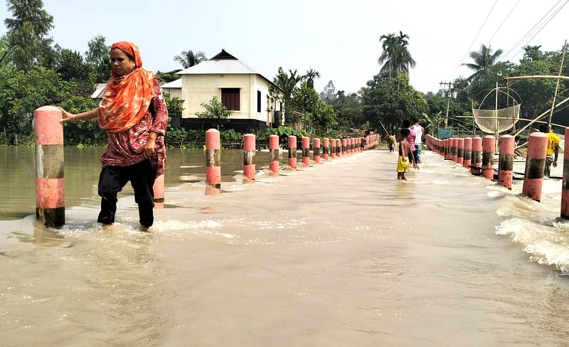 জামালপুরের ইসলামপুর উপজেলায় বন্যার পানিতে বলিয়াদহ-আমতলী সড়ক তলিয়ে গেছে। ইসলামপুর ও দেওয়ানগঞ্জ উপজেলার এ রকম ২৫ কিলোমিটার রাস্তায় পানি উঠেছে