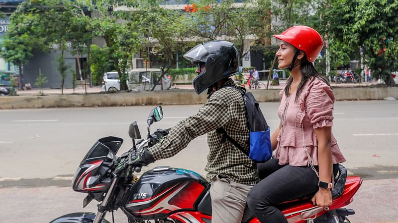 চালকের সঙ্গে নির্দিষ্ট দূরত্ব বজায় রাখতে পেছনের সিটে বসুন