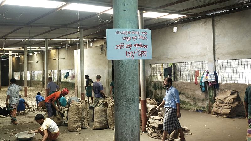 সরকারি দোহাই দিয়ে হিমাগার থেকে ৩০ টাকা কেজি দরে আলু বিক্রি করা হচ্ছে। আজ বুধবার দুপুর ১২টার দিকে বিক্রমপুর মাল্টিপারপাস কোল্ড স্টোরেজে