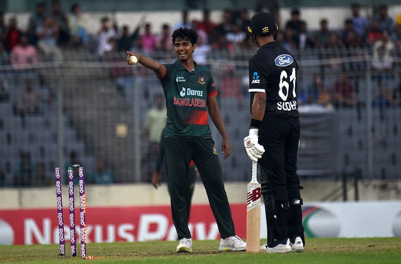 বল করার আগেই নন স্ট্রাইক প্রান্তে সোধিকে রানআউট করেছিলেন হাসান