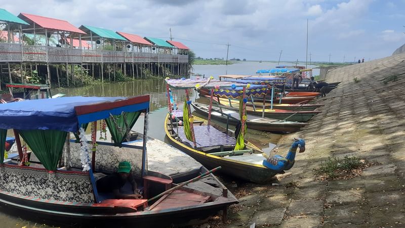 পর্যটক কম থাকায় বর্ষা মৌসুমেও ব্যবসা নিয়ে হতাশ নৌকার মালিকেরা। গতকাল রোববার সকালে হবিগঞ্জের বানিয়াচং উপজেলার কালারডোবা নৌকাঘাটে পর্যটকের অপেক্ষায় নৌকার সারি