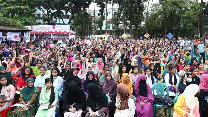 প্রথম আলোর আয়োজনে ও শিক্ষার ডিজিটাল প্ল্যাটফর্ম ‘শিখো’র পৃষ্ঠপোষকতায় সিলেট ইন্টারন্যাশনাল ইউনিভার্সিটিতে আজ শনিবার চলছে জিপিএ-৫ পাওয়া কৃতী শিক্ষার্থীদের সংবর্ধনা