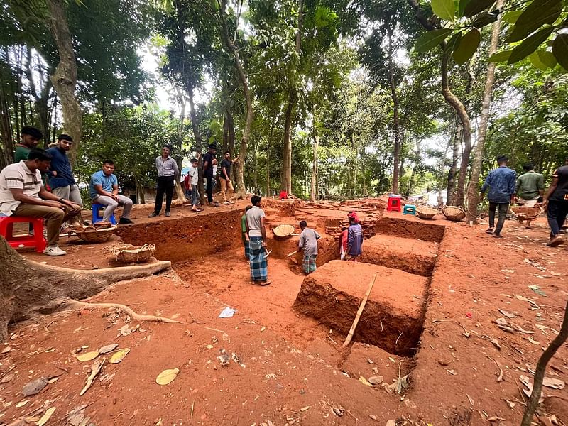 চট্টগ্রামের কর্ণফুলীর দেয়াঙ পাহাড়ে প্রত্নতাত্ত্বিক খনন ও অনুসন্ধানকাজ চলছে। খননের পর দেয়াল ও মেঝের অবয়ব ফুটে উঠতে শুরু করেছে